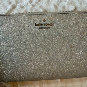 Kate Spade ♠️ Silver 🪩 Metallic Zipped Wallet